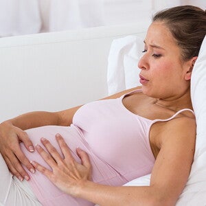 אישה בהריון נראית מודאגת