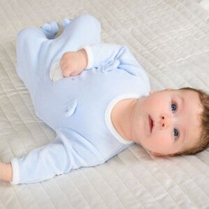 תינוק כבן 4 חודשים במהלכה של התפתחות