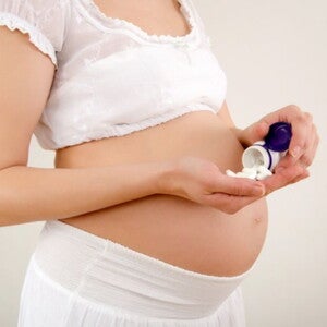 הריונית לוקחת תרופה