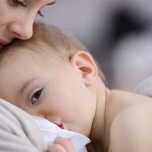 תינוק יונק מאימו