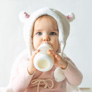 פעוט בן חצי שנה אוכל מבקבוק