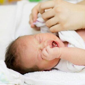 אמא מלבישה תינוק