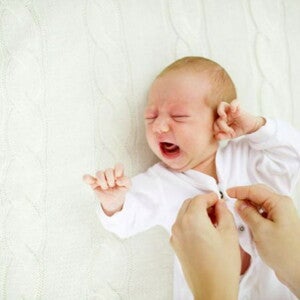 אמא מלבישה תינוק