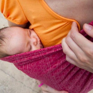 מנשאים לתינוק. תינוק בתוך מנשא בד