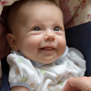 מושב בטיחות לתינוק - תינוק יושב בתוך כסא בטיחות