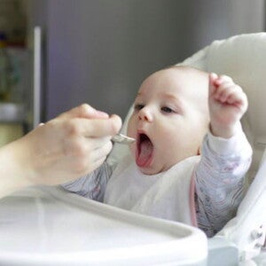 תינוק אוכל ארוחת ערב