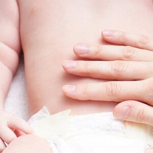 בטן של תינוק קטן