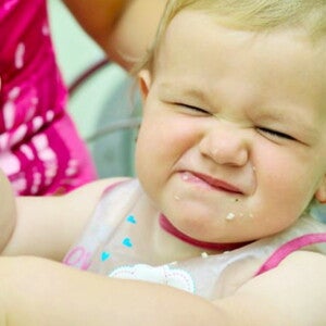 תינוקת בת שנה אוכלת