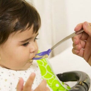 תינוקת אוכלת דייסה בכפית