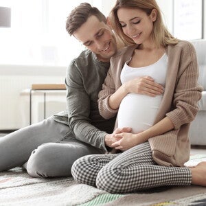 הבעל נוגע בבטן אשתו ההריונית