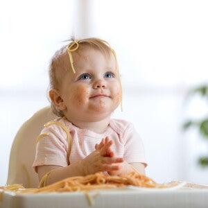 תינוקת אוכלת פסטה