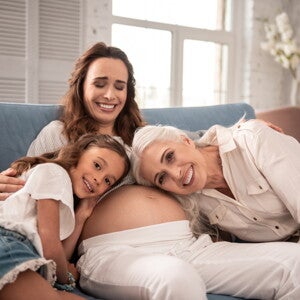 סבתא וילדה שמות ראשן על בטן הריונית