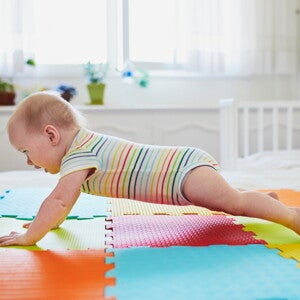 תינוק עומד על ארבע