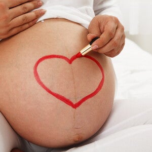 לב אדום על בטן הריונית