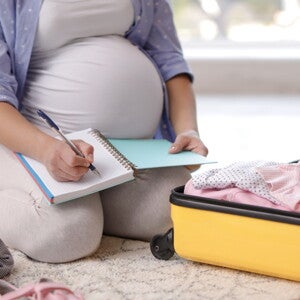 הריונית מכינה תיק ללידה