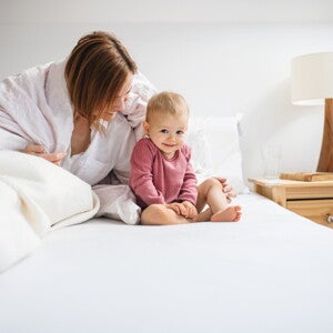 אם וביתה על המיטה