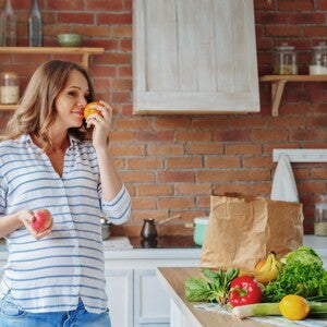 הריונית מריחה פרי