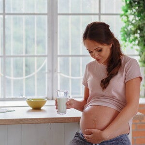 הריונית מחזיקה את הבטן