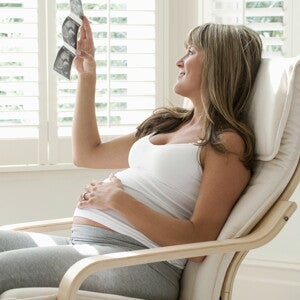 הריונית מסתכלת על צילומי האולטרסאונד