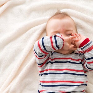 תינוק עייף משפשף עיניים