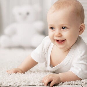 תינוק מחייך