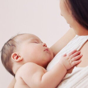 תינוק ישן על חזה אימו