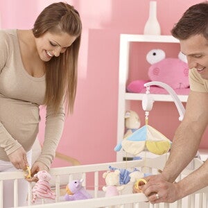 הורים מסדרים חדר ילדים