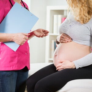 הריונית מתייעצת עם רופא