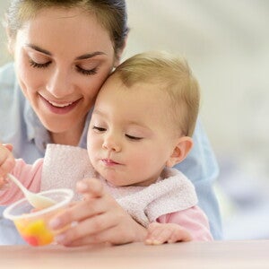 אם מאכילה את ביתה