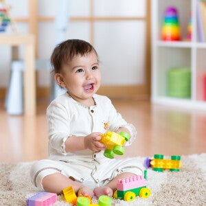 ילד מחוייך משחק