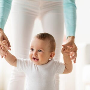 אמא מחזיקה ילד