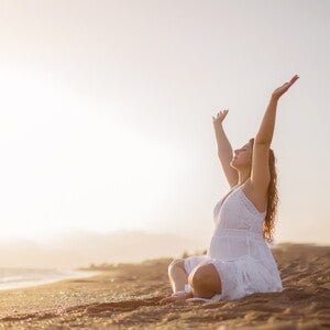הריונית על החוף