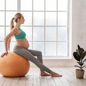 אישה הרה על כדור פילאטיס