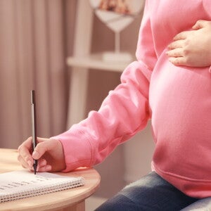 הריונית רושמת שמות לתינוקות