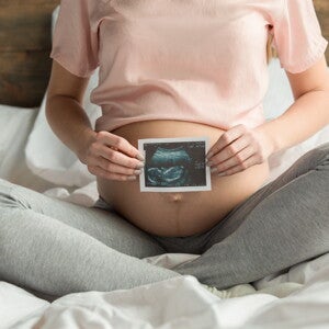 הריונית מחזיקה אולטסאונד