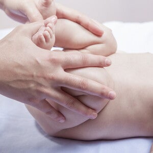 אם מקלה על בנה