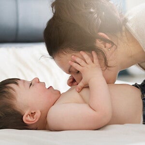 אם מנשקת את בטן בנה