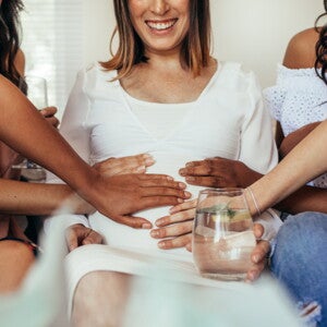הריונית עם חברות