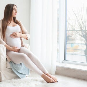 הריונית מביטה אל האופק