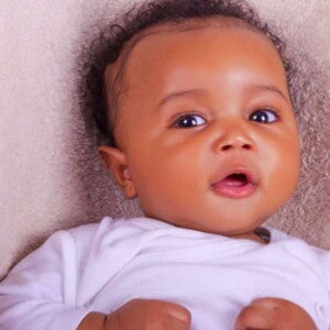 תינוק כבן חצי שנה שמח ומביט למצלמה