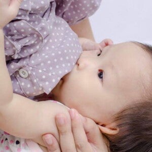 תינוקת יונקת