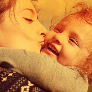 חיבוק בין אמא לפעוט