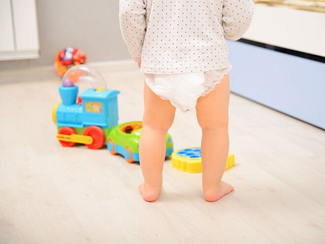 פעוט עם חיתול בחדרו