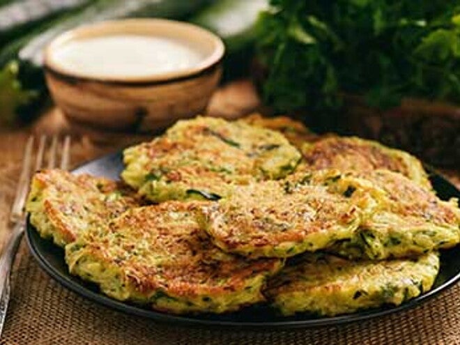 לביבות קישואים מוגשות לצד סלט ביצים וירקות