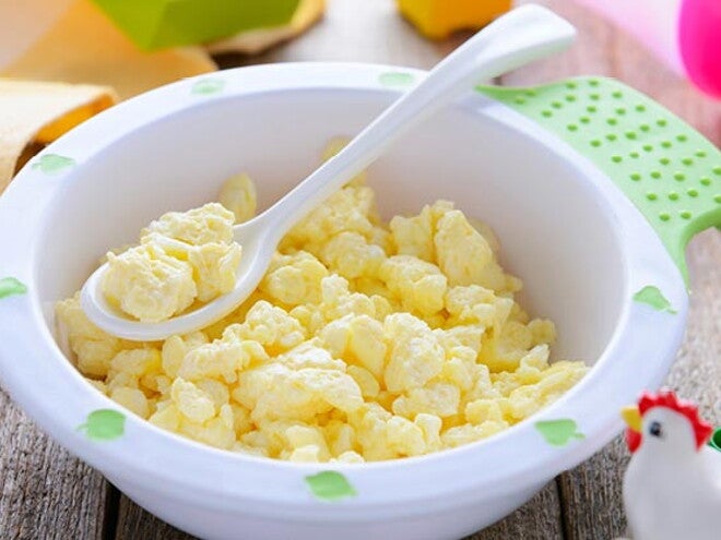 מתי כדאי להציע לתינוק חיטה, ביצים או אגוזים?