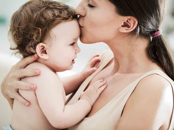 אמא מנשקת תינוק על המצח