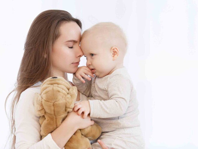 תינוק בוכה עם ידיים של אמא