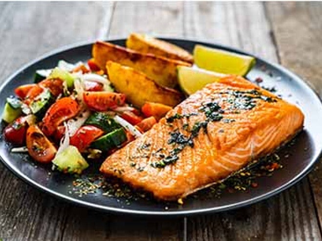 סלמון תפוח אדמה וסלט ירקות