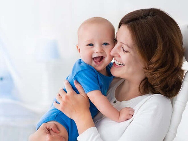 תינוק ואימו מאושרים יחד