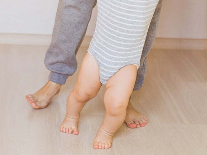 תינוק צועד ואימו מאחוריו